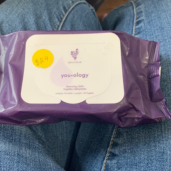 Brand new younique cleansing cloths contains 36 - Picture 1 of 1